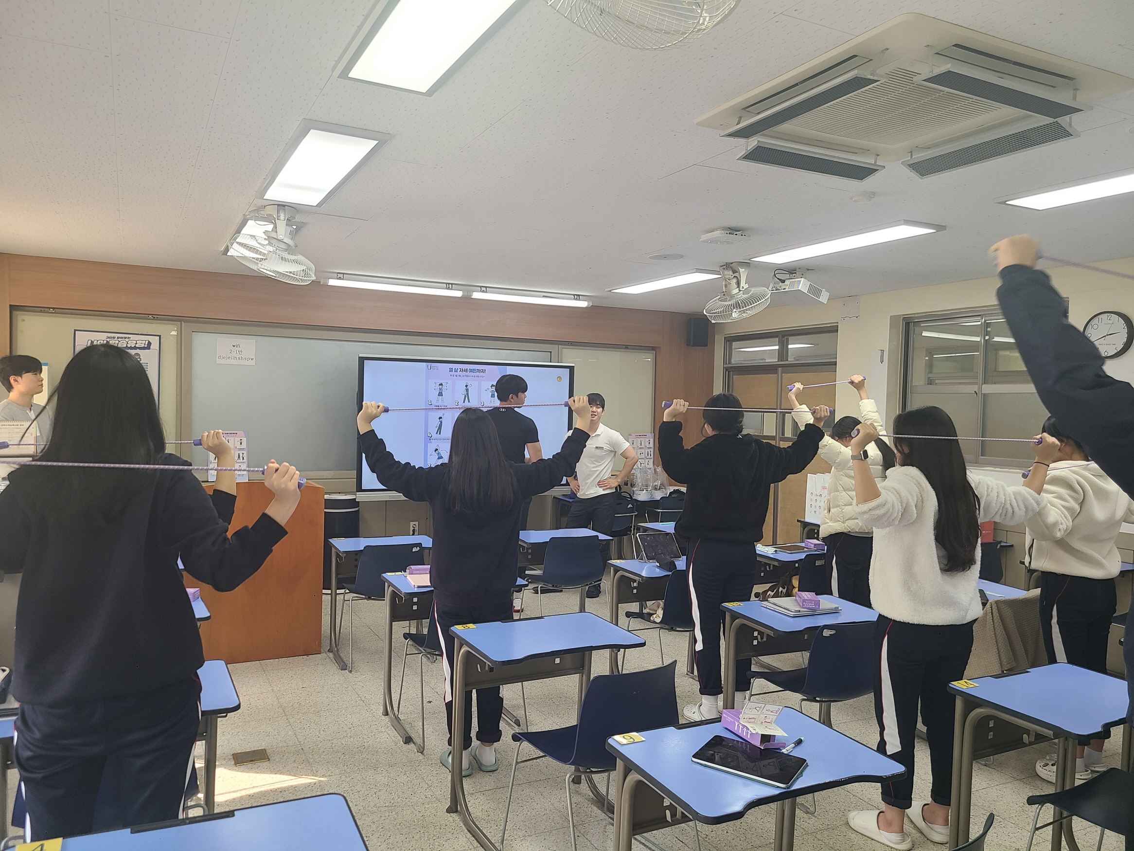 건양대, '자원봉사의 날' 의미 새기며 이웃 온기 나누고 청소년 건강까지 지켰다